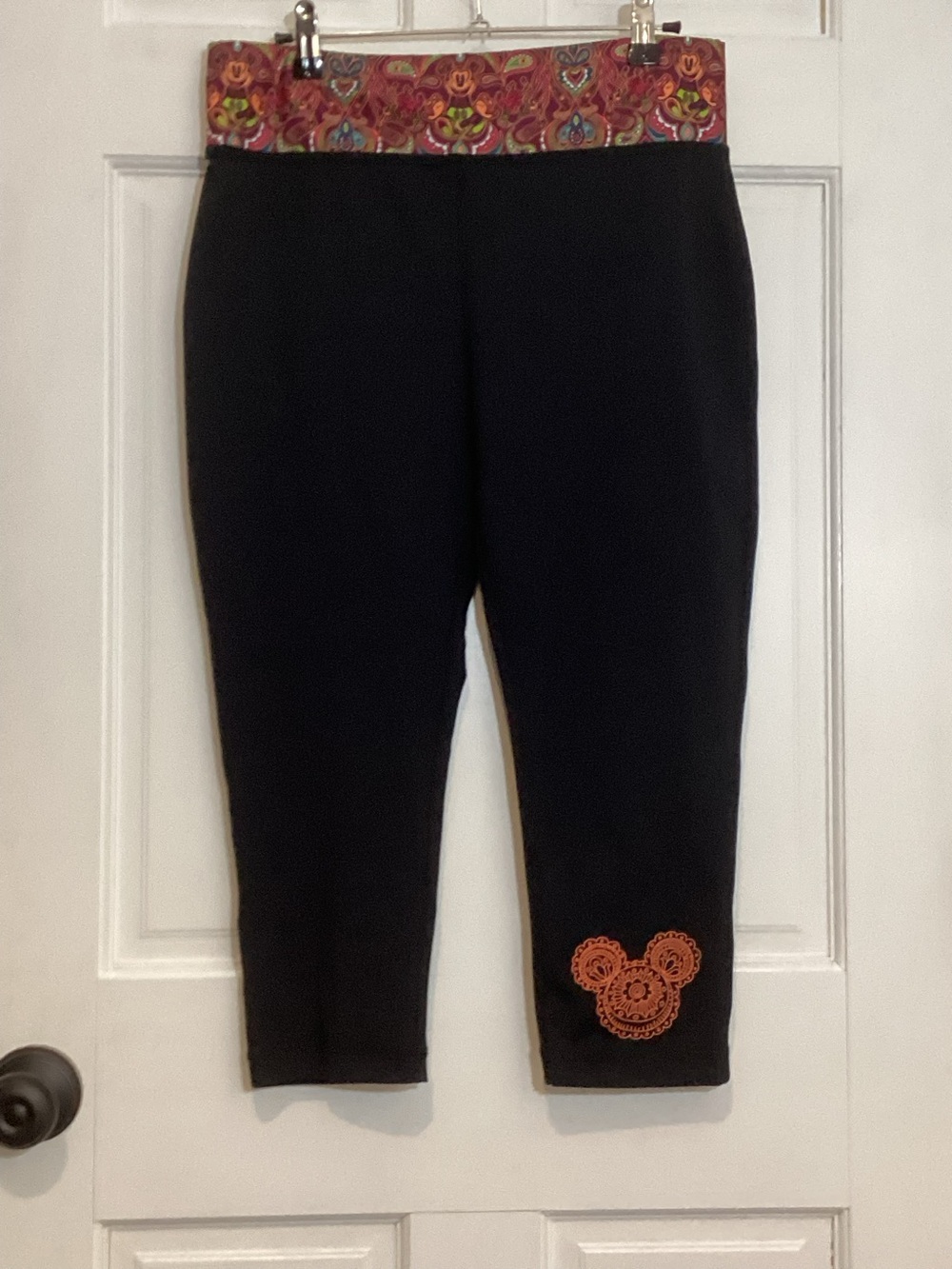 Disney Parks Mickey Mouse Paisley Capri Leggings Women’s Medium Black